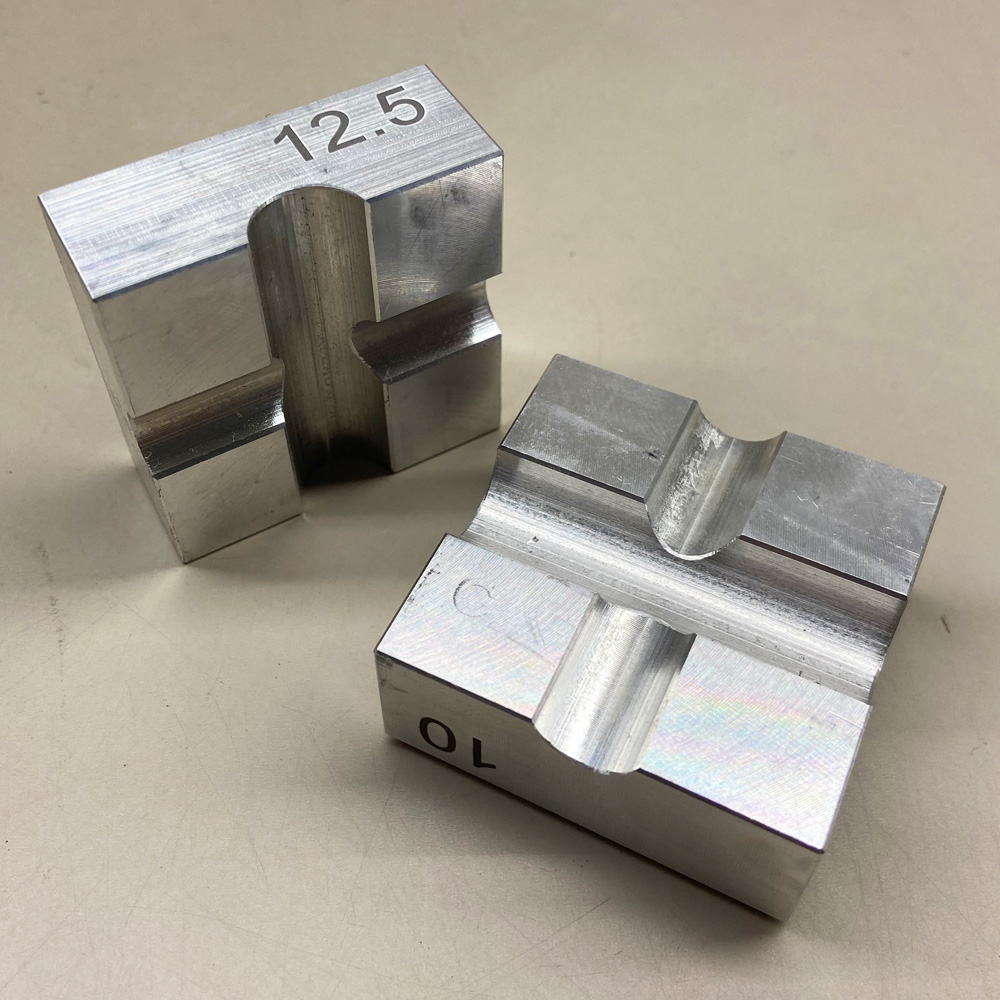 Montážny držiak/klema na piestne tyče s priemerom 10mm/12,5mm Kyb Suspension